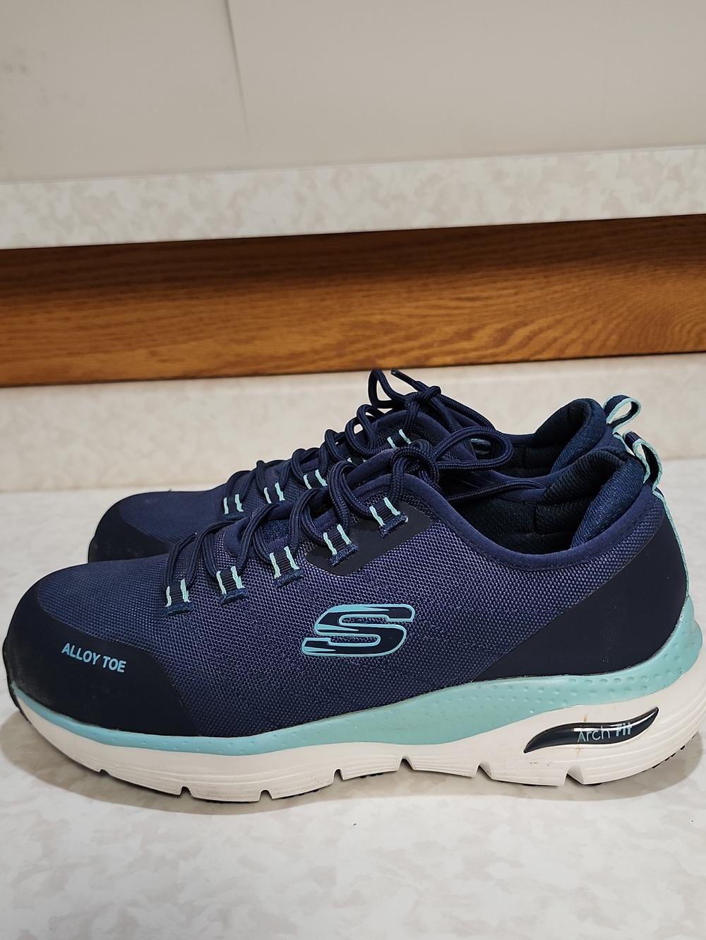 Skechers Alloy toe work shoes womens 9 number 2027